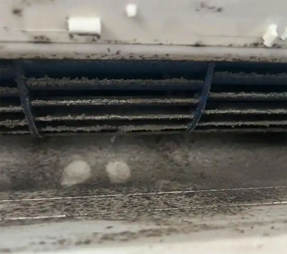 赞皇空调吹的风有股烧焦味是怎么回事